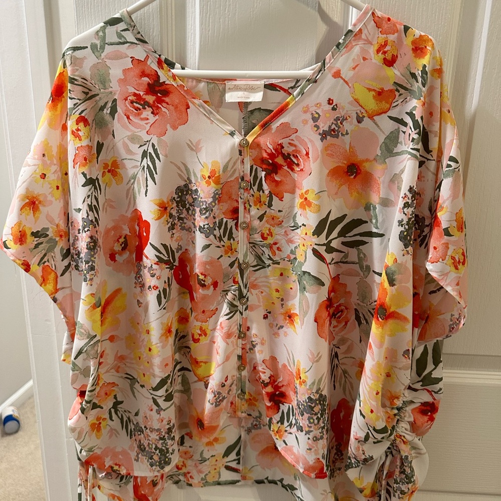 Short sleeve floral blouse